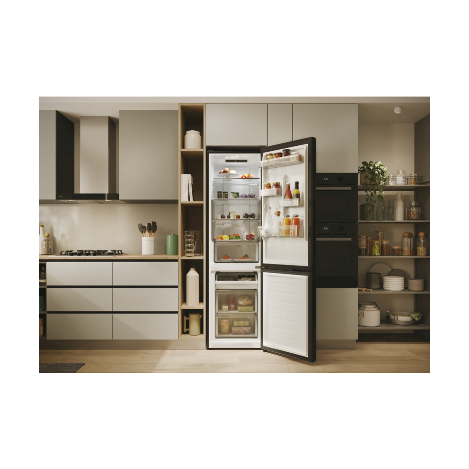 Una cucina moderna con un frigorifero aperto pieno di generi alimentari.