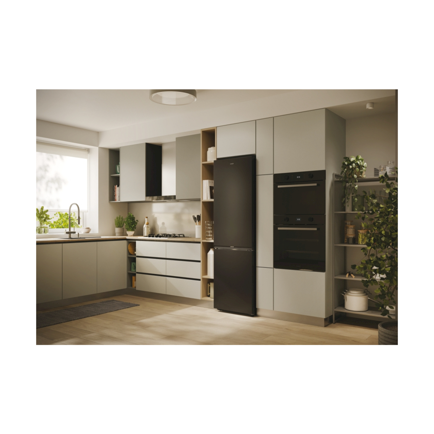 Cucina moderna con elettrodomestici neri e mobili grigio chiaro.