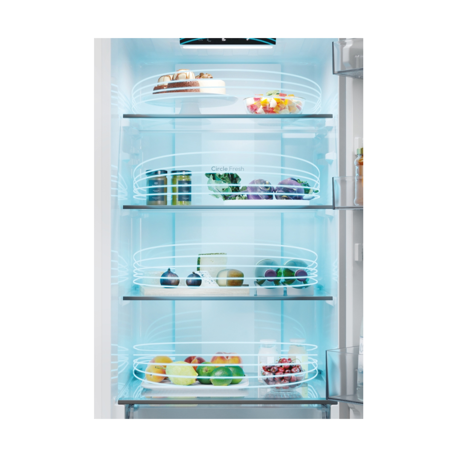 Interno del frigorifero con ripiani contenenti alimenti. La luce blu illumina i ripiani.