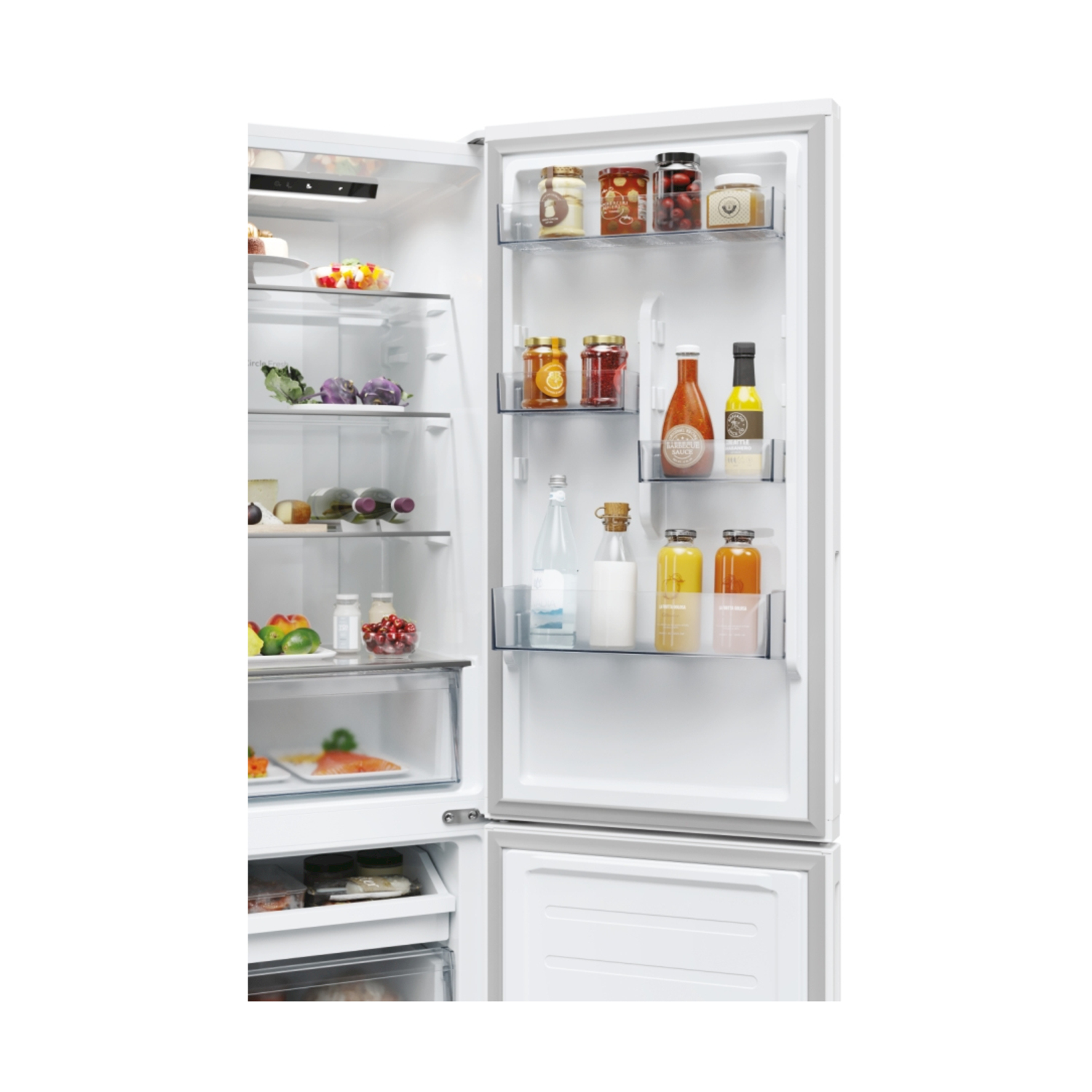 Frigorifero bianco aperto. All'interno ripiani con barattoli, bottiglie e generi alimentari.