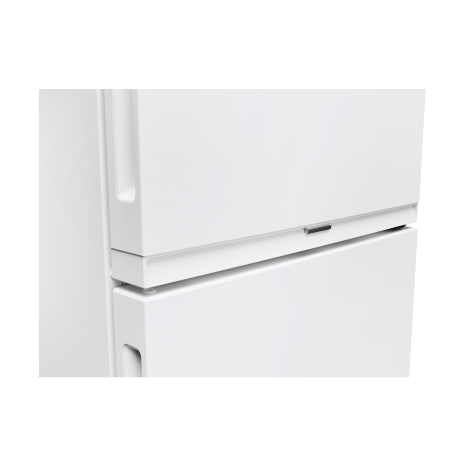 Un frigorifero bianco, primo piano delle porte.