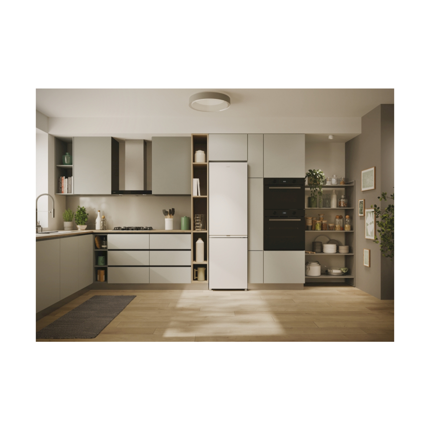 Interno cucina moderna con armadi grigi, frigorifero, forno e pavimento in legno.
