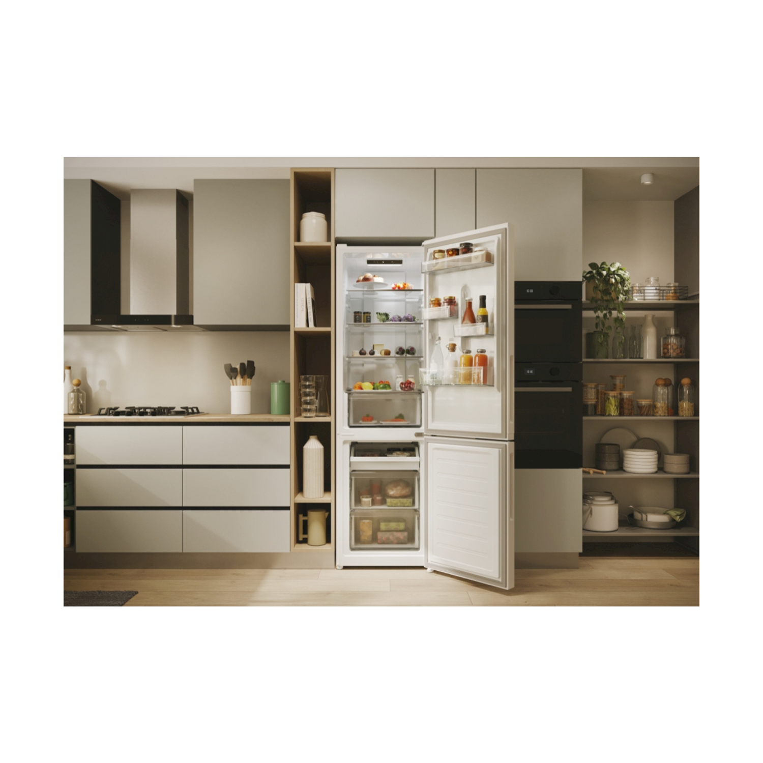Cucina moderna con frigorifero aperto. Sono visibili alimenti all'interno, con cassetti, armadi e scaffali.