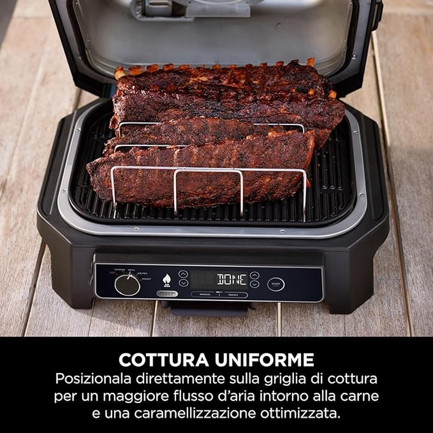 Una griglia nera con costine su una griglia metallica. Coperchio aperto. Didascalia: cottura uniforme per caramellatura ottimale.