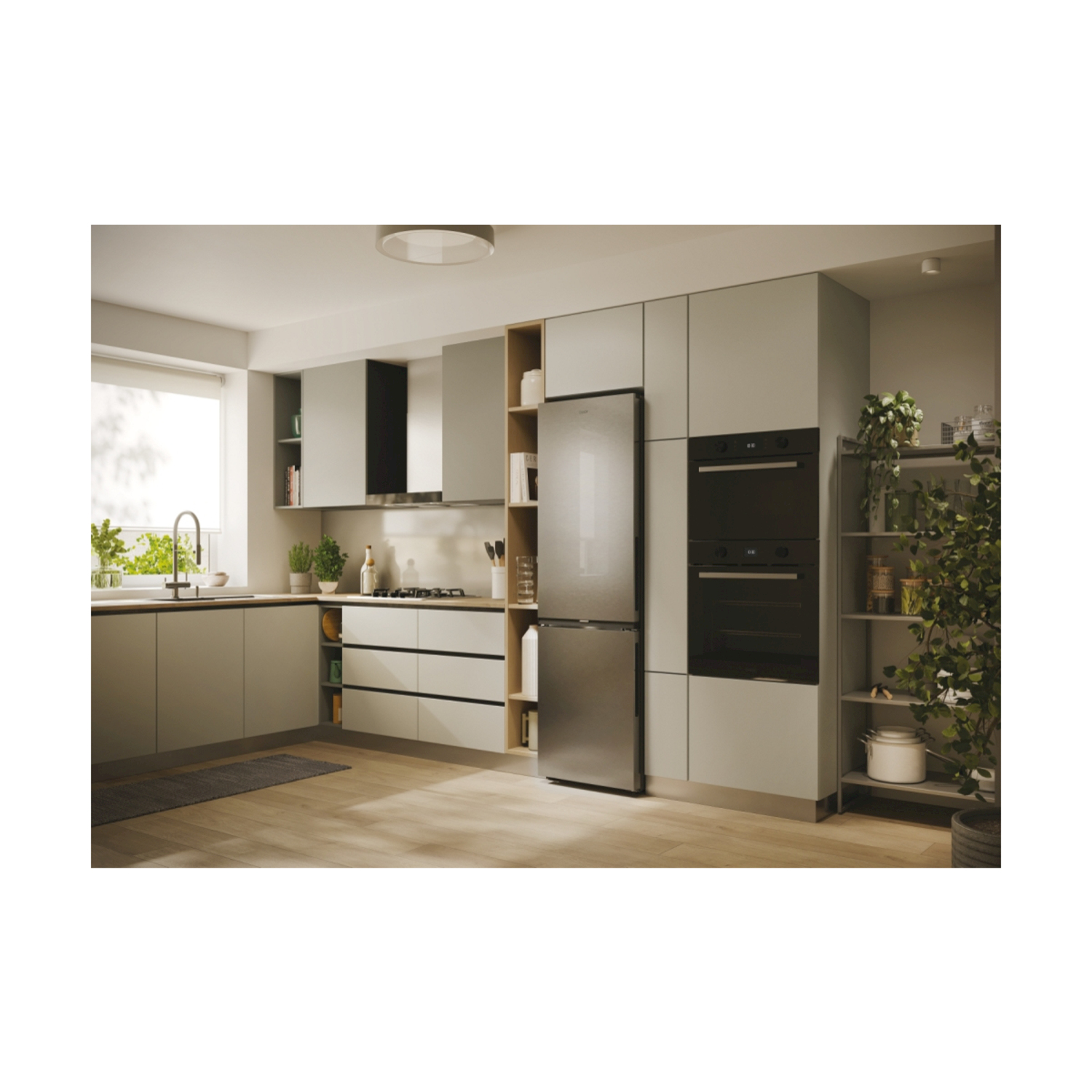 Interno di cucina moderna con mobili grigi, elettrodomestici in acciaio inossidabile e piante.