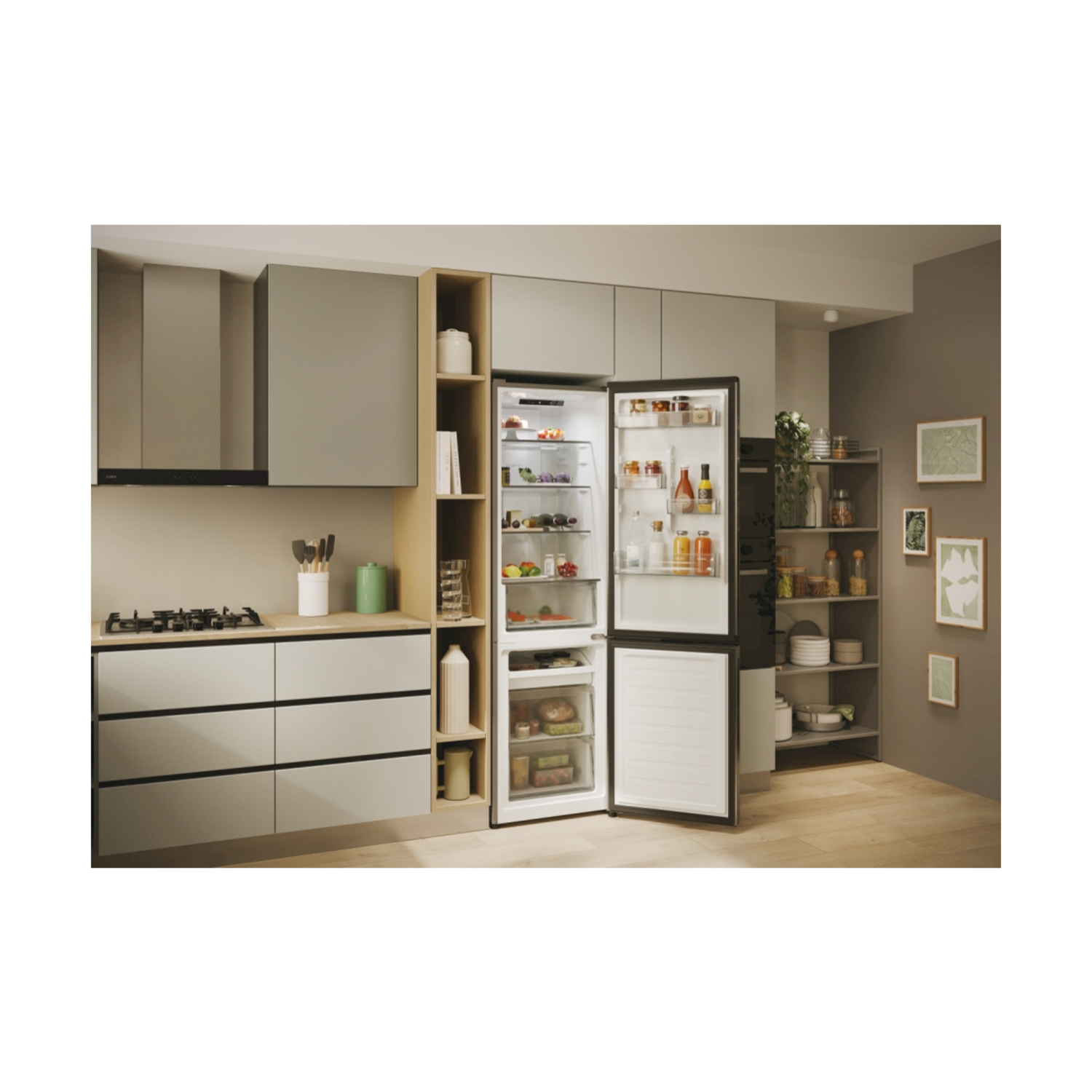 Cucina moderna con frigorifero aperto. All'interno alimenti e scaffali.