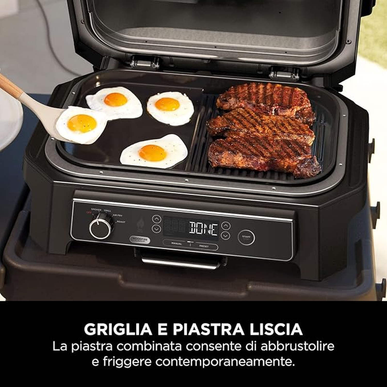 Griglia Ninja con uova e bistecche. Le uova sono fritte e le bistecche grigliate su una superficie nera. Testo sotto.