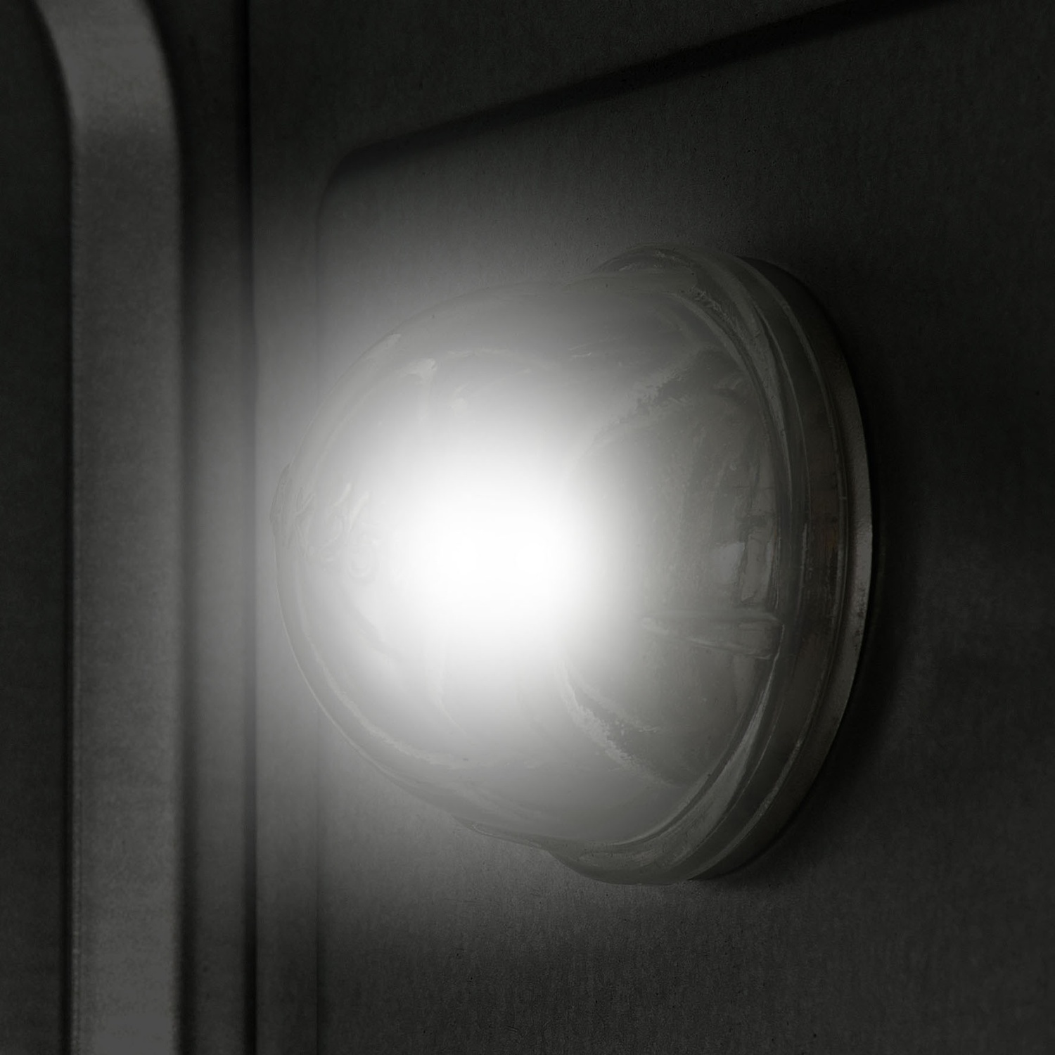 Una luce intensa all'interno di uno spazio buio e chiuso. La luce sembra provenire da un apparecchio circolare.
