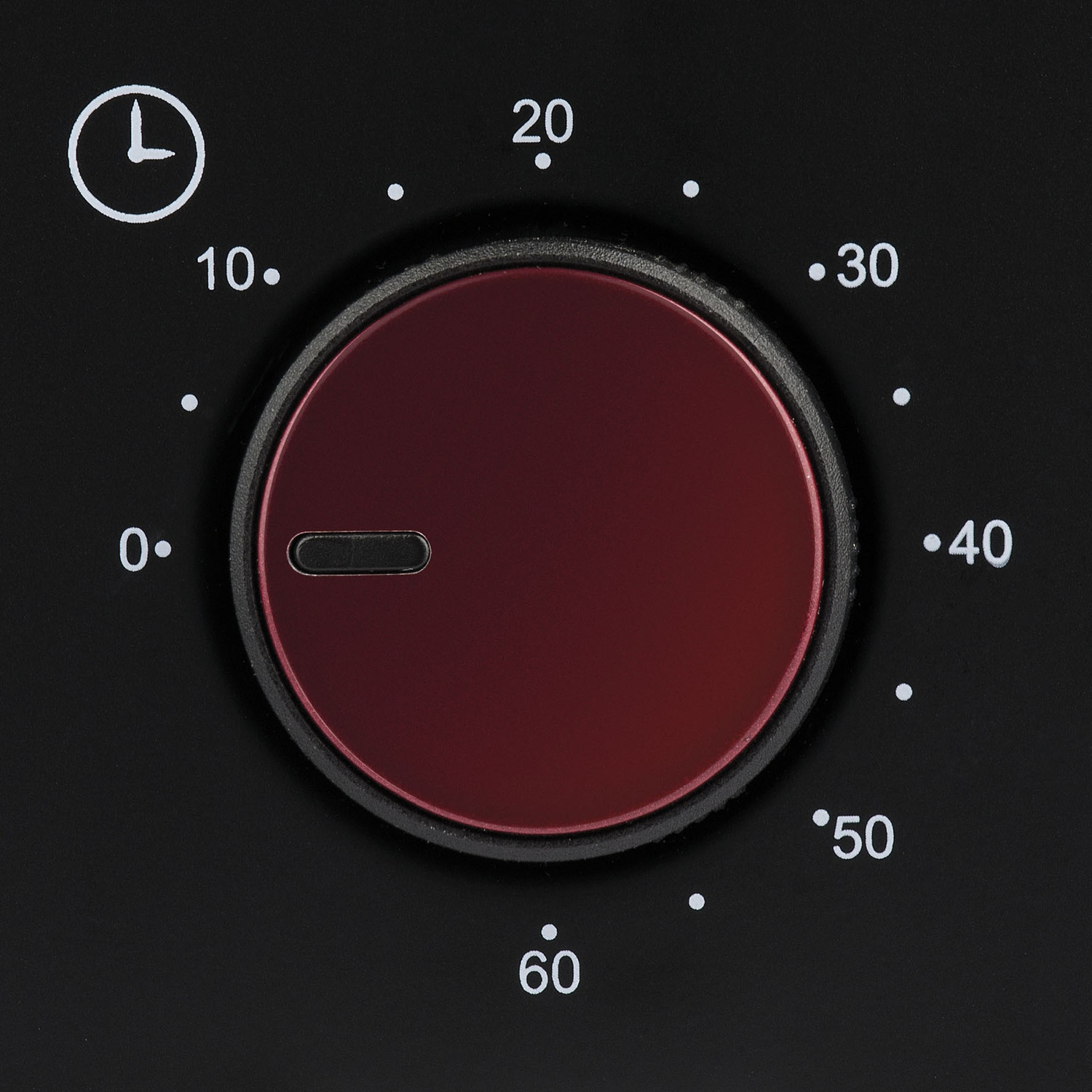 Primo piano della manopola nera del timer del forno. Centro rosso, numeri e punti bianchi e simbolo dell'orologio.