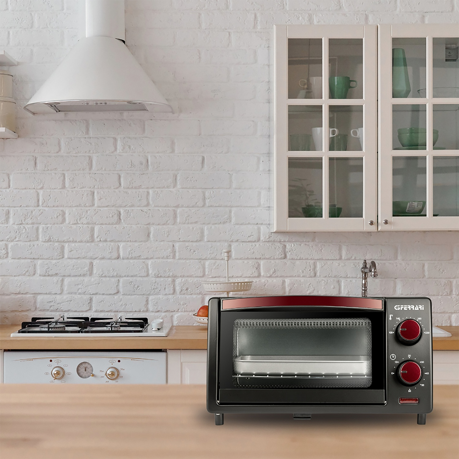 Forno da banco nero con dettagli rossi, ambientato in una cucina.