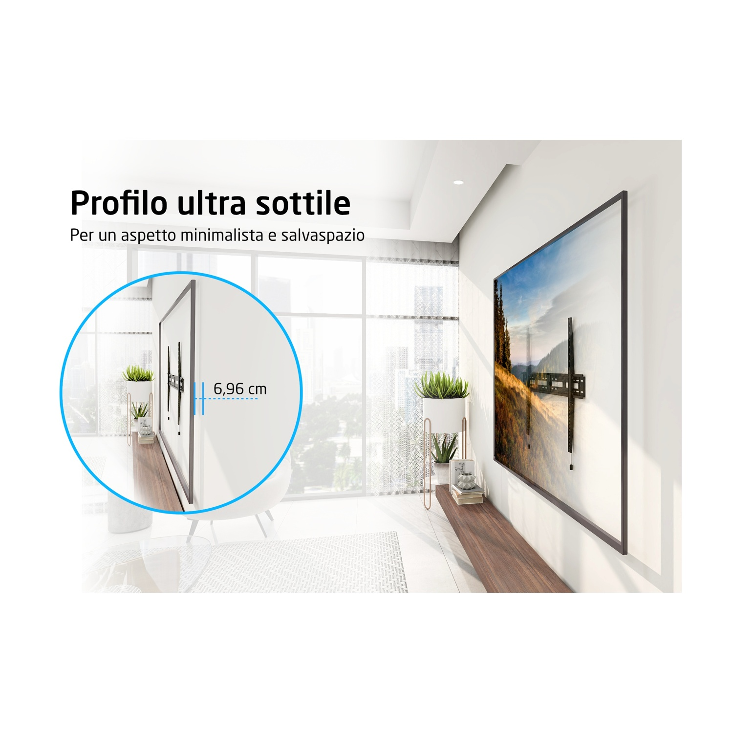 Una TV montata a parete, con primo piano del profilo ultrasottile, e una finestra sullo sfondo.