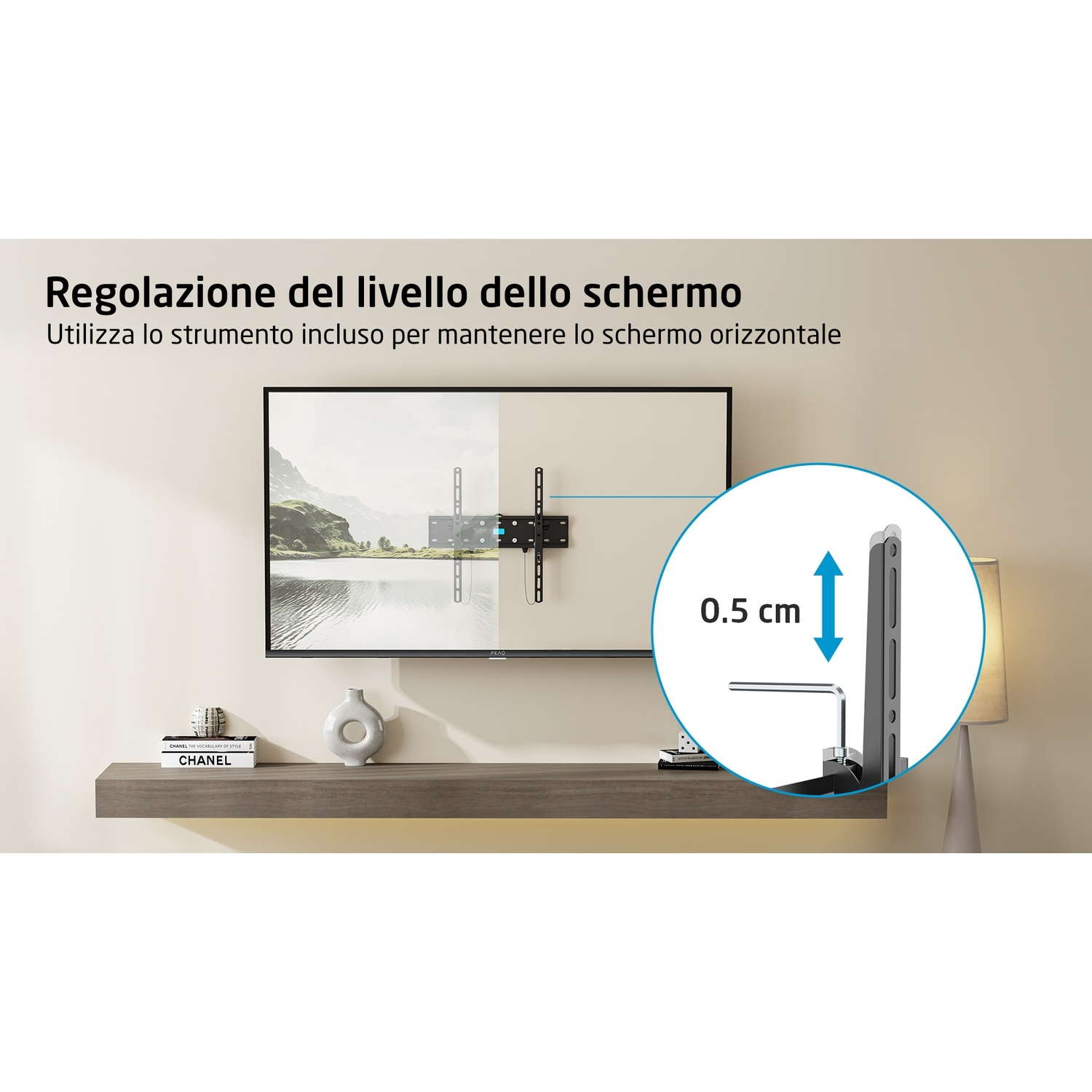 TV montato a parete con il livello dello schermo regolato con uno strumento.