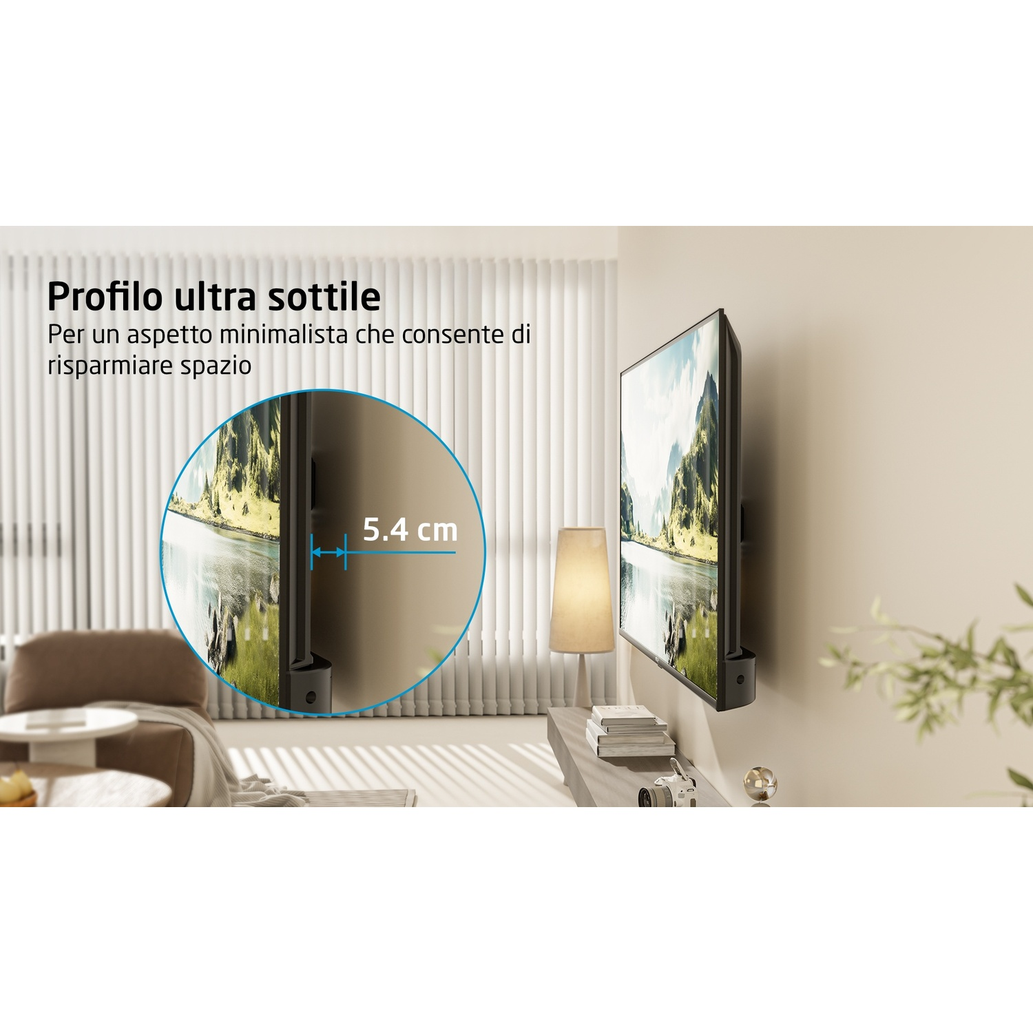 TV a parete. Il testo descrive un profilo di 5,4 cm. Interno con lampada e tende.