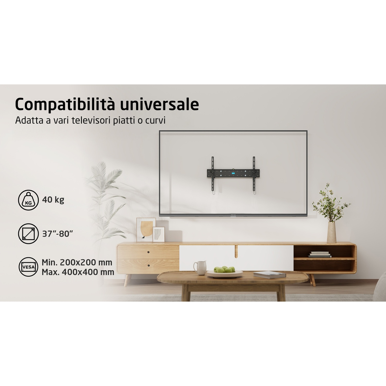 TV montata a parete, con soundbar sotto, e arredamento minimalista in soggiorno.