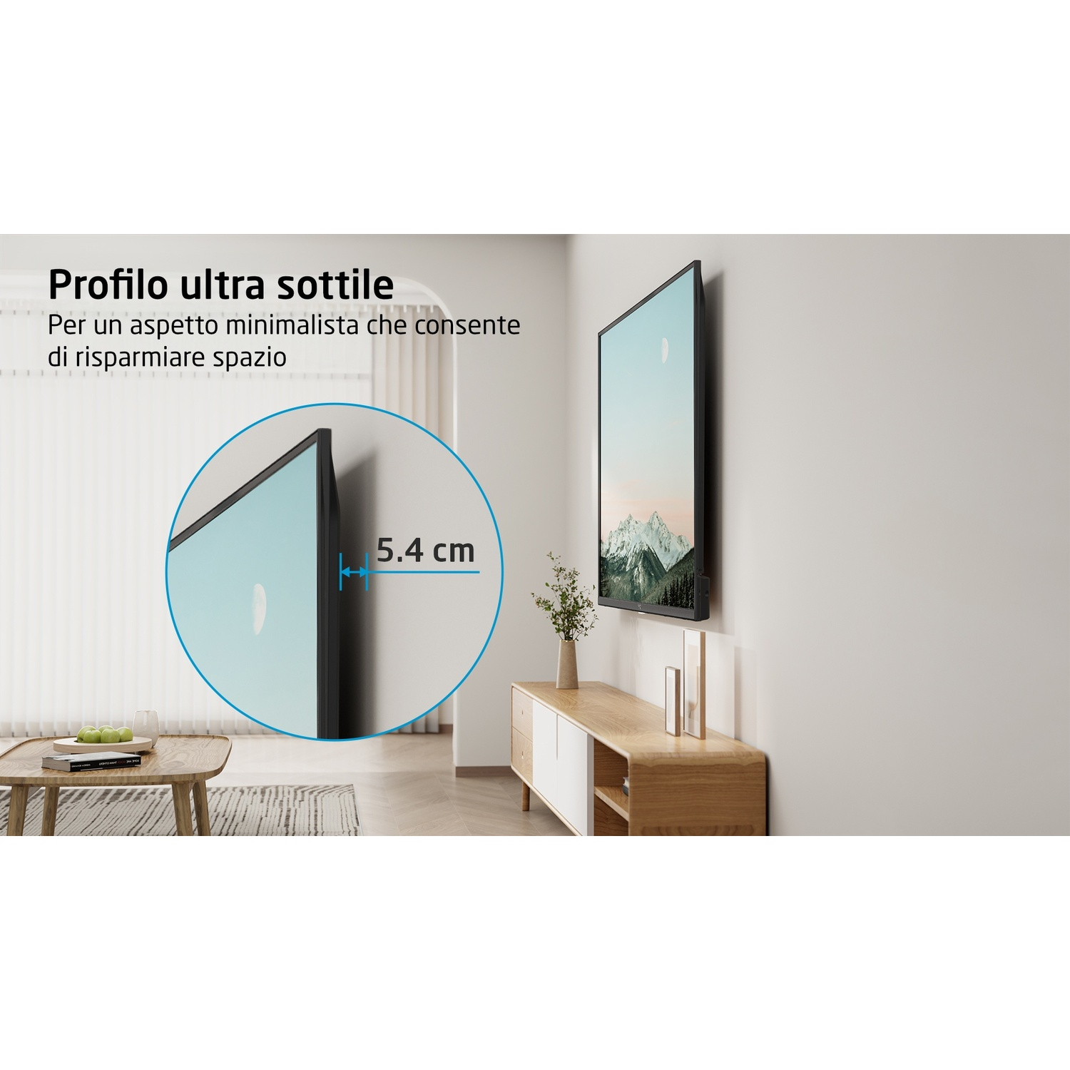 TV montato a parete. Il TV è spesso 5,4 cm. Un mobile è sotto il TV.