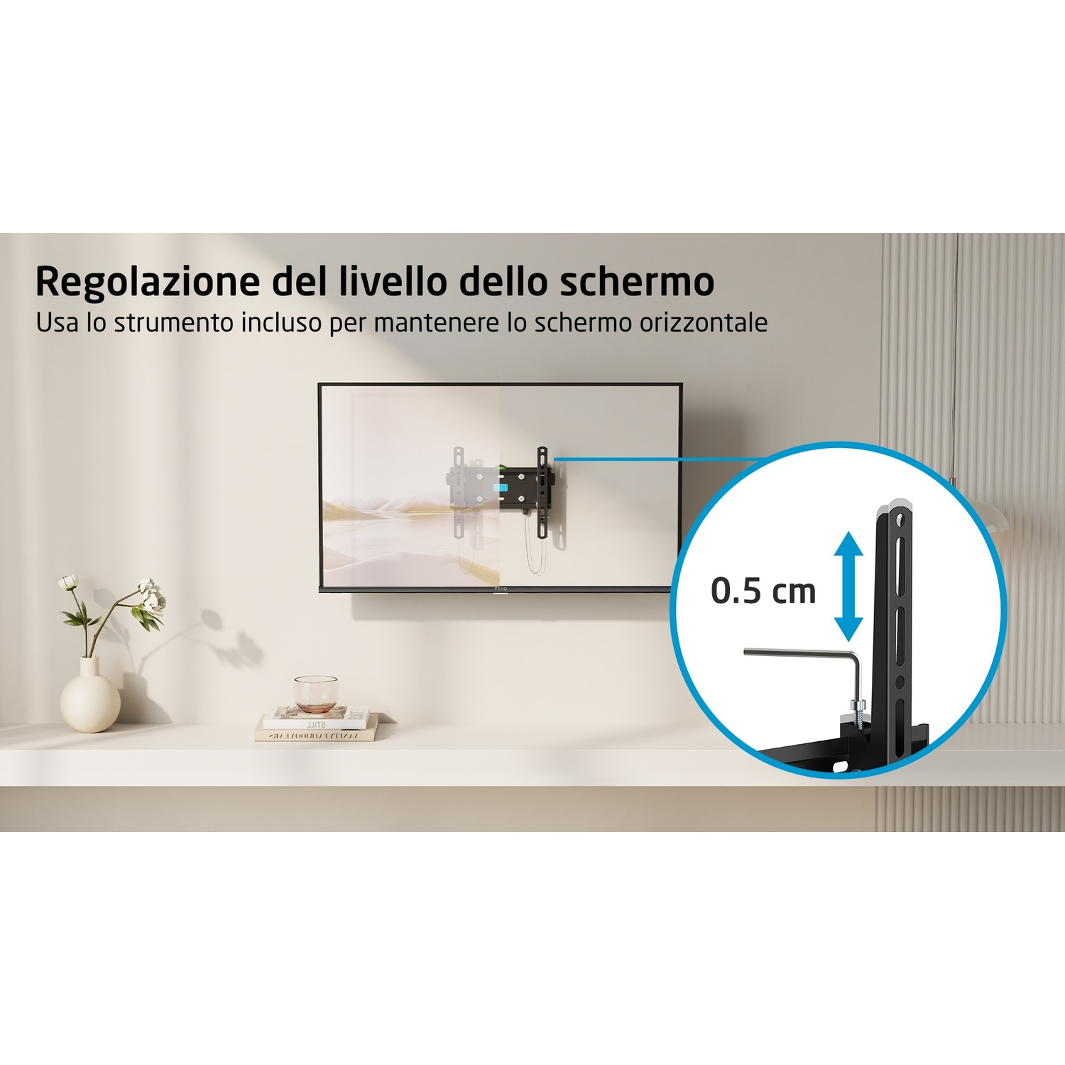 Schermo TV montato su parete bianca, con primo piano della staffa.