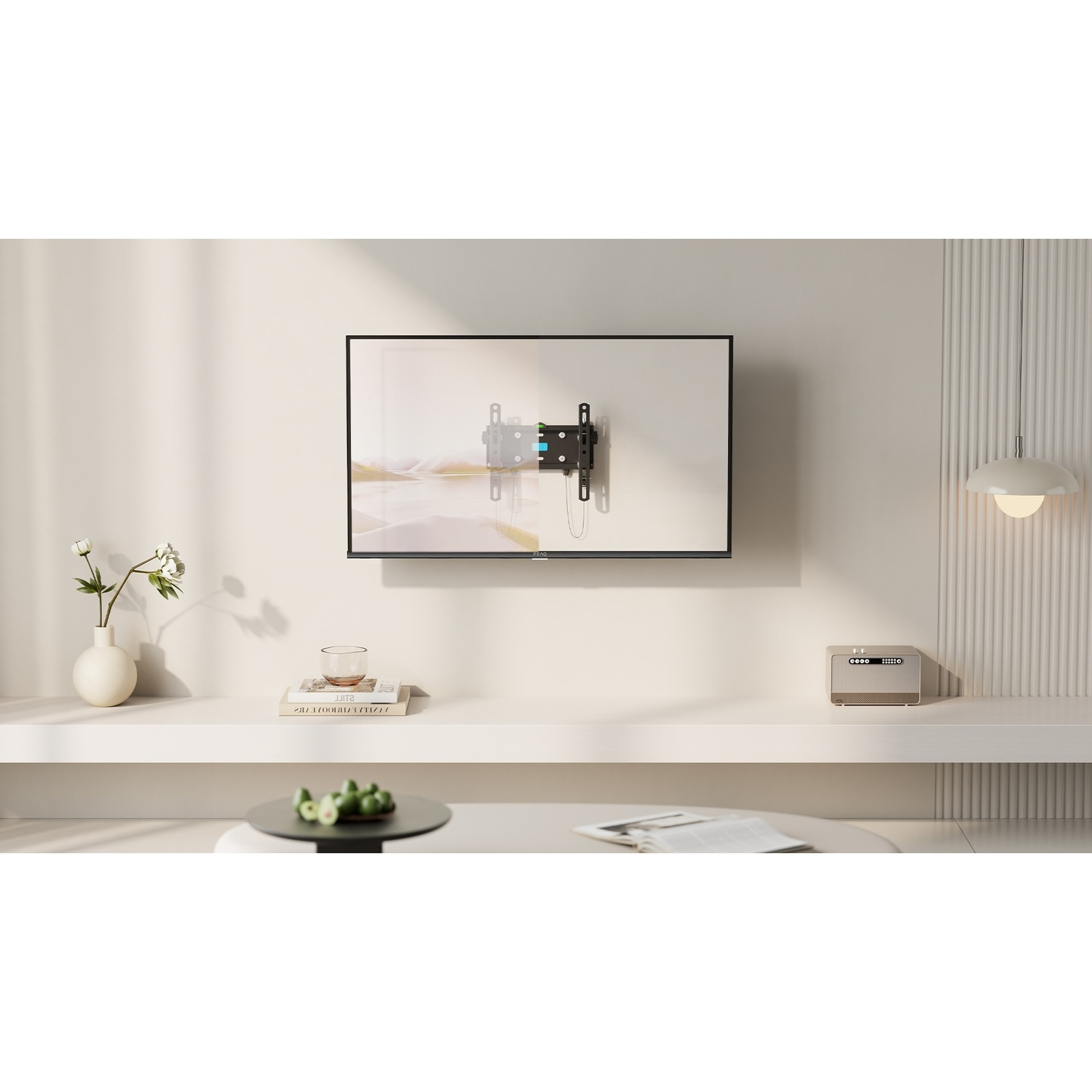TV montata a parete, staffa visibile, con mensola e decorazioni.