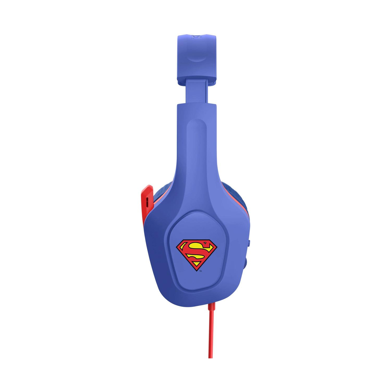Una cuffia blu a tema Superman è esposta su sfondo bianco. Il logo di Superman è sul padiglione auricolare. Cavo rosso.
