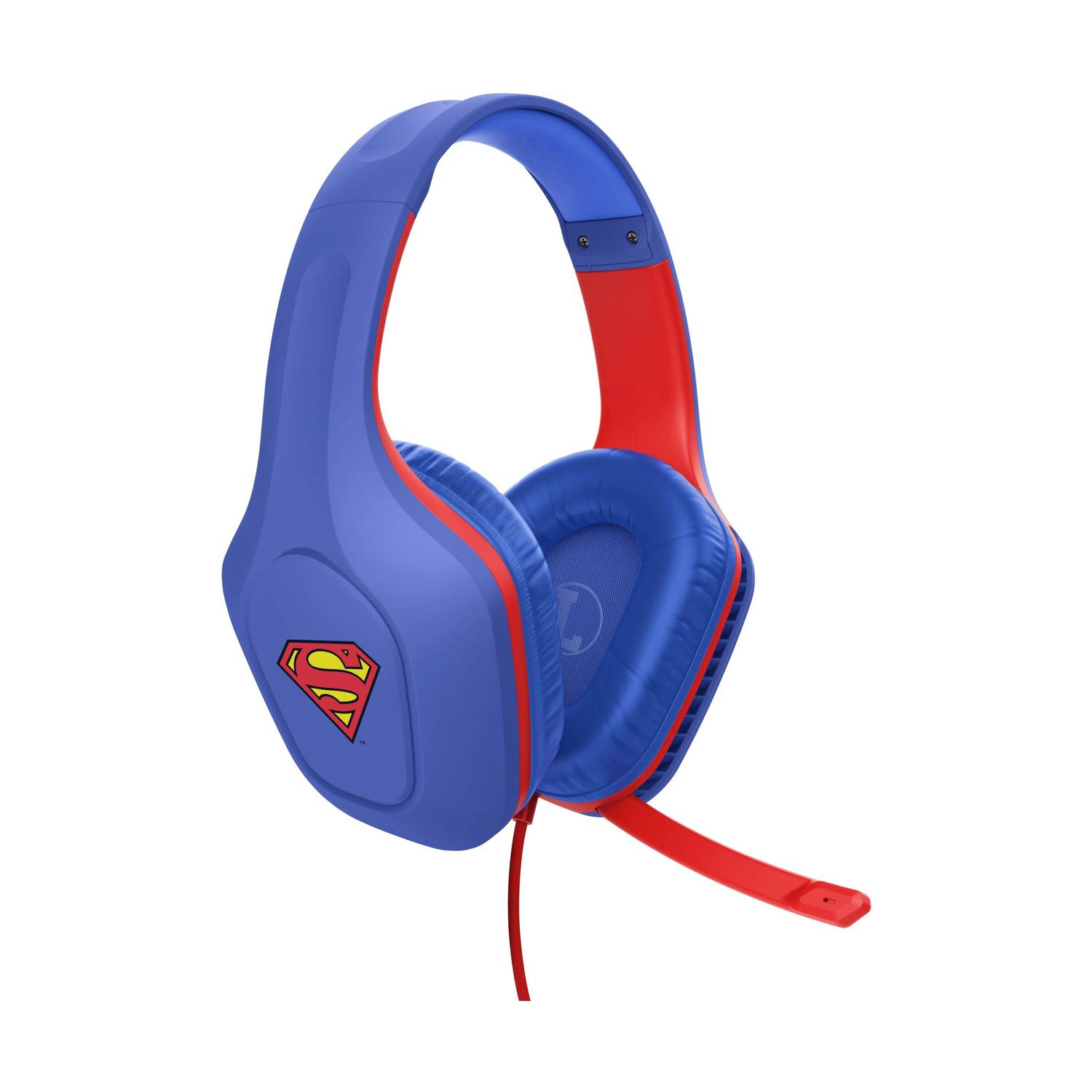 Cuffie Superman blu e rosse con microfono. Il logo Superman è sul padiglione. Un cavo rosso si estende dall'auricolare.