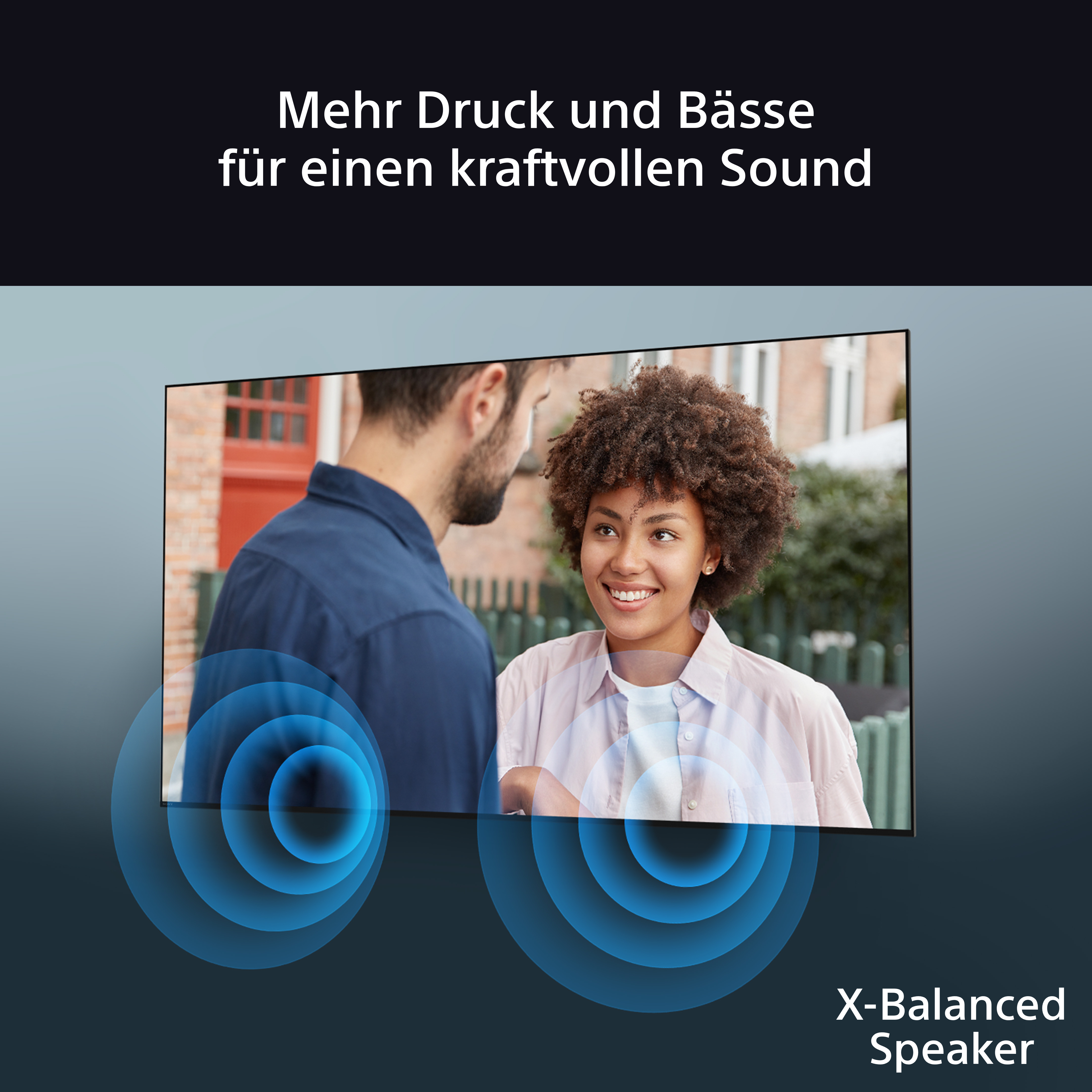 Zwei Personen schauen auf einen Fernsehbildschirm, mit Schallwellen-Grafiken.