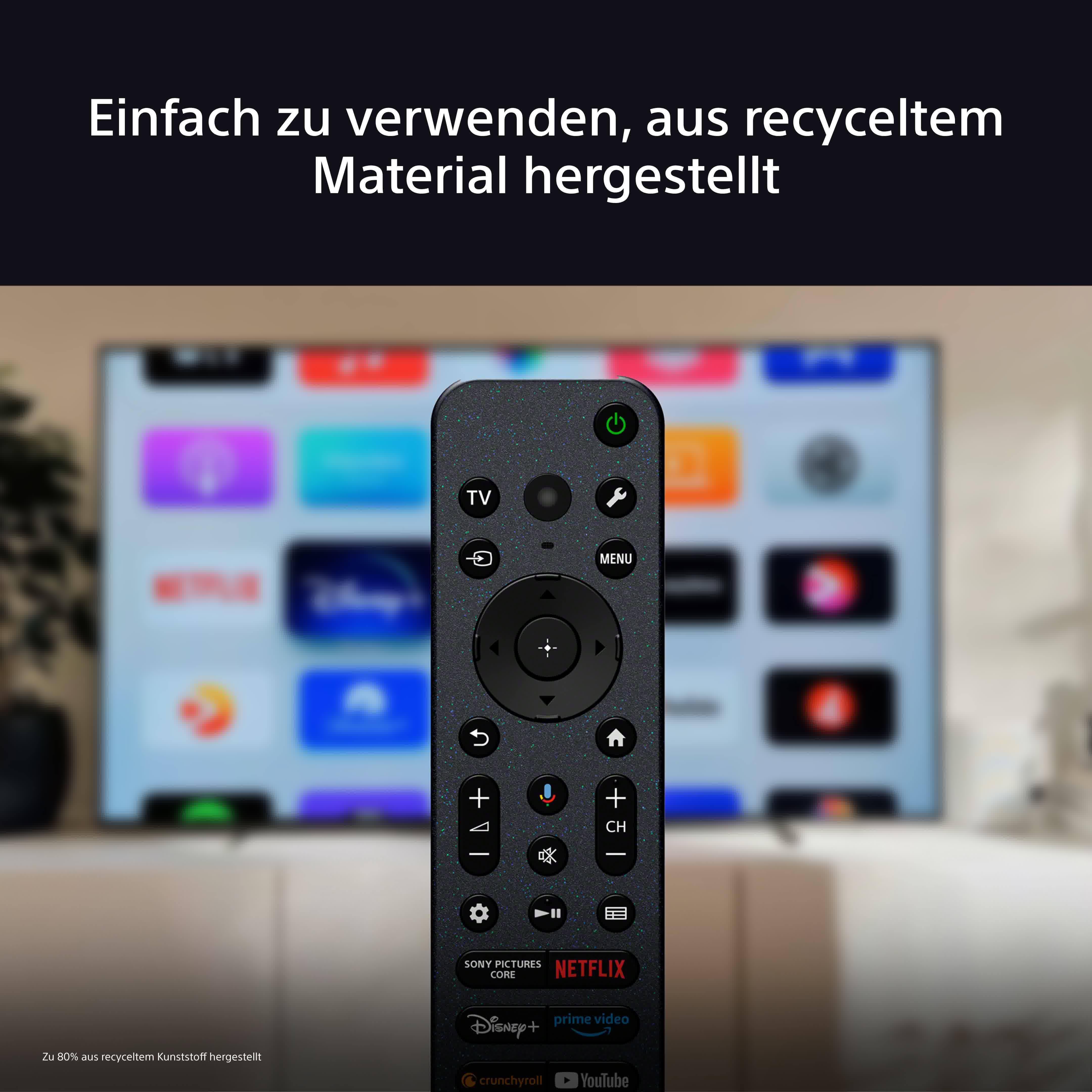 Eine Fernbedienung mit einem Fernseher im verschwommenen Hintergrund.