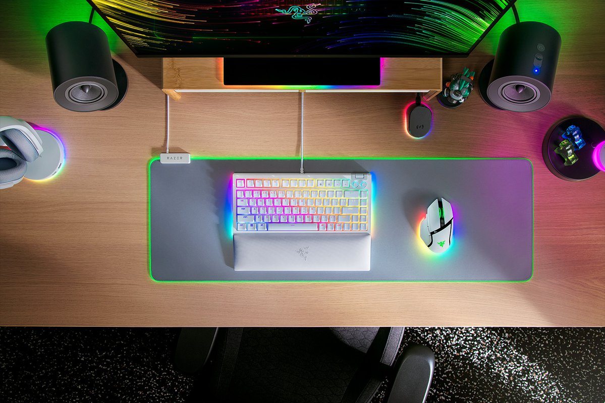 Widok z góry na biurko z akcesoriami do gier, takimi jak klawiatura, mysz, głośniki i monitor.