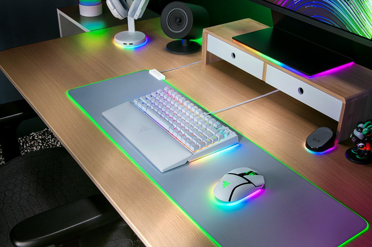 Biurko z klawiaturą, myszą i monitorem, z kolorowymi światłami LED.