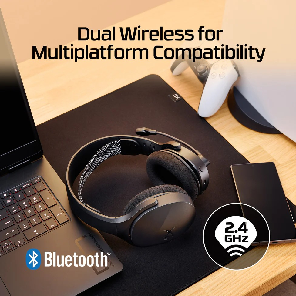 Schwarzes Headset auf schwarzem Mauspads. Laptop, Telefon und Gamecontroller sind ebenfalls vorhanden. Logos für 'Bluetooth' und '2,4 GHz' sind sichtbar.