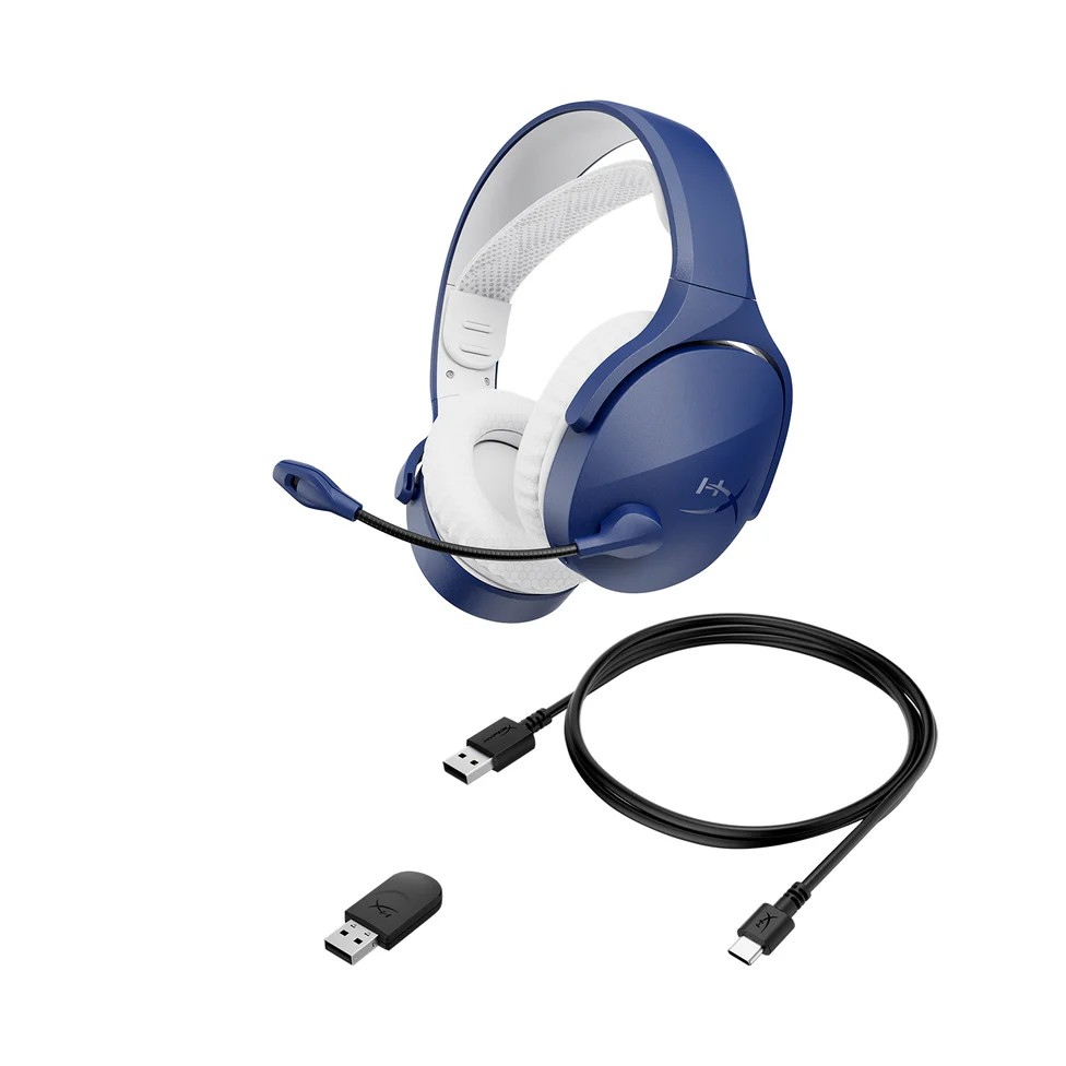 Blaue und weiße Kopfhörer mit Mikrofon, USB-Kabel und USB-Adapter auf weißem Hintergrund.