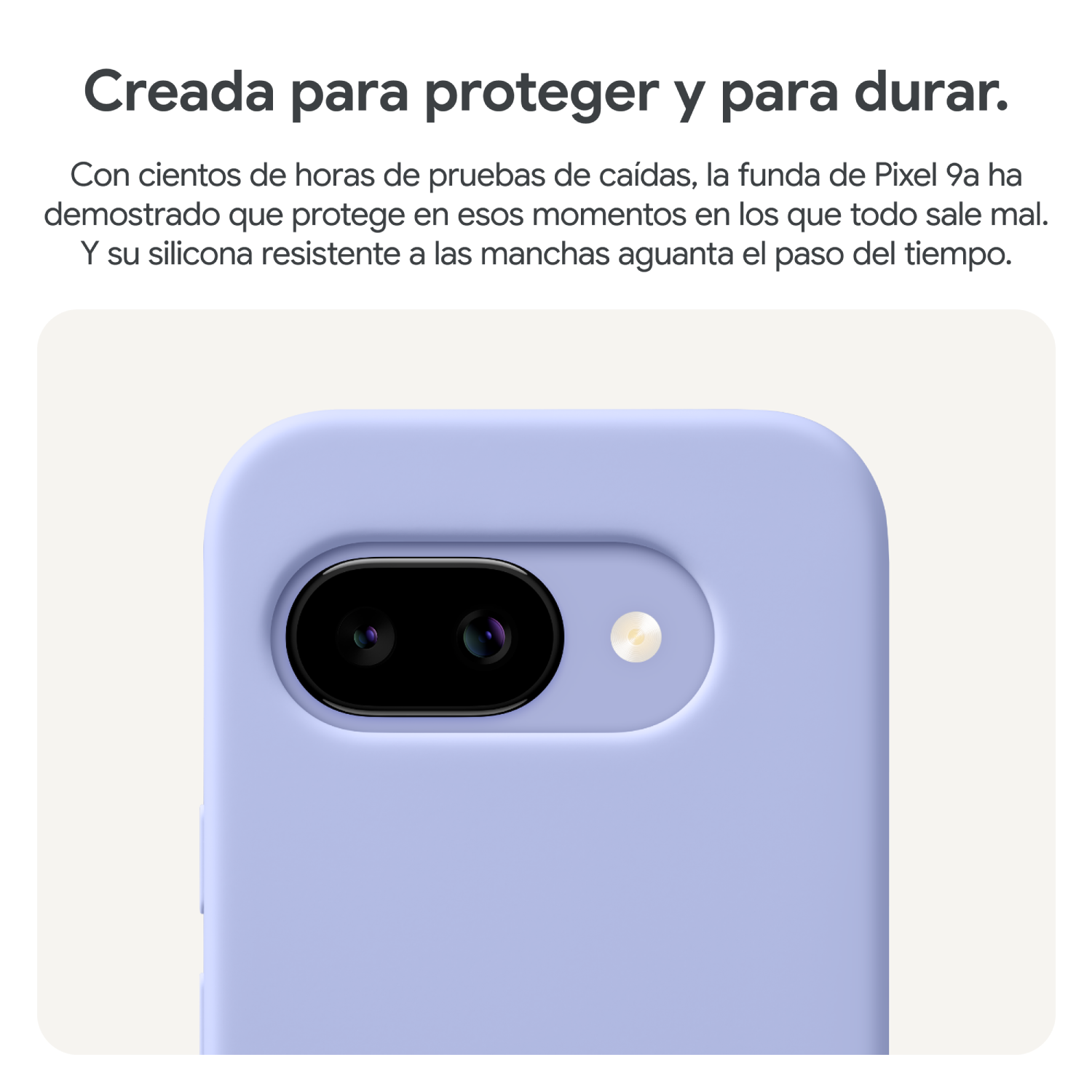 Primer plano de una funda de teléfono, con un teléfono dentro. La funda es de color lila claro.