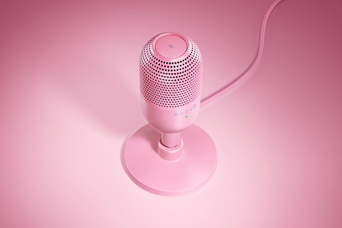 Różowy mikrofon Razer na różowym stojaku, na różowym tle gradientowym, z logo Razer.