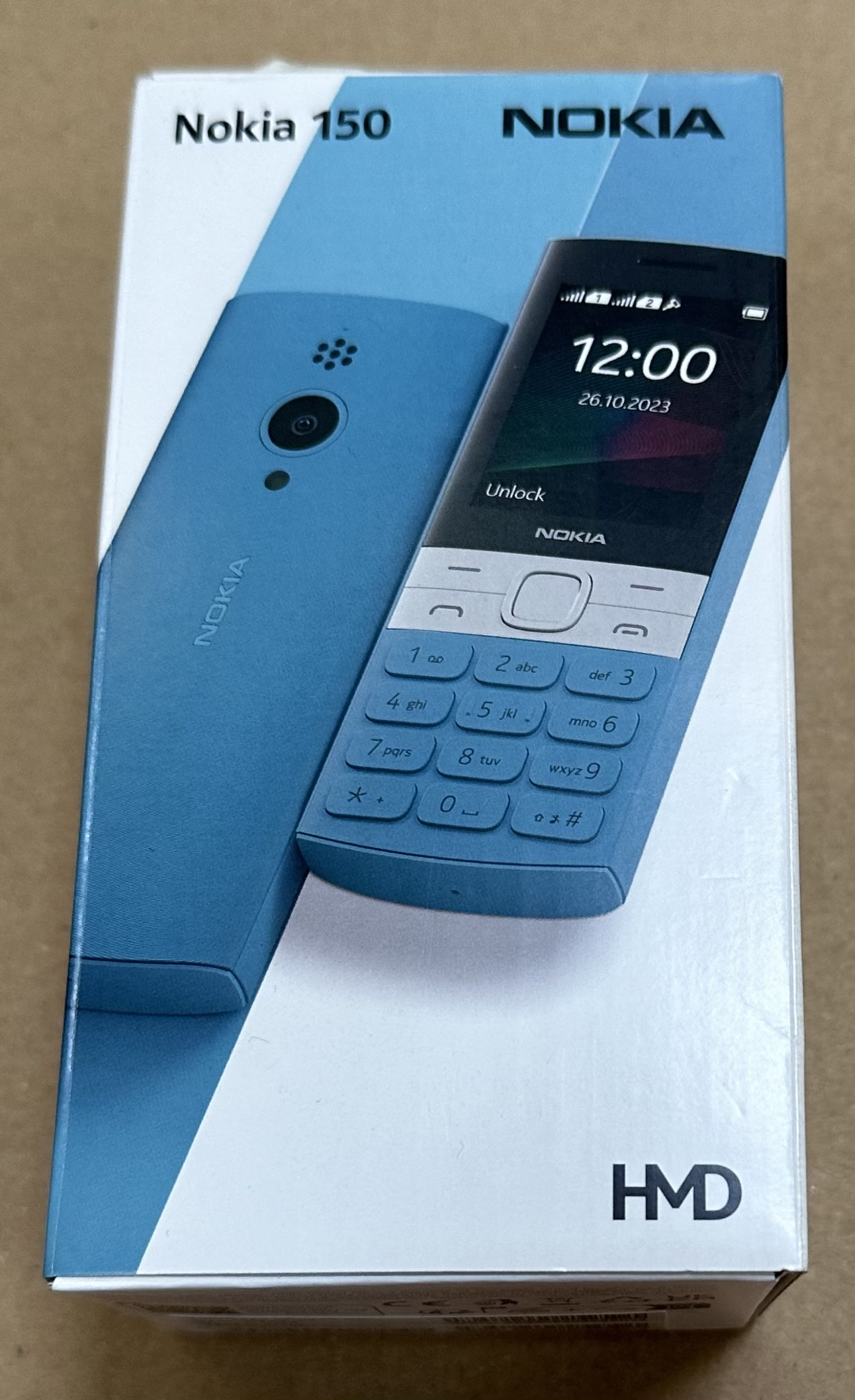 Niebieski telefon Nokia 150 w pudełku, pokazujący ekran i tył telefonu.
