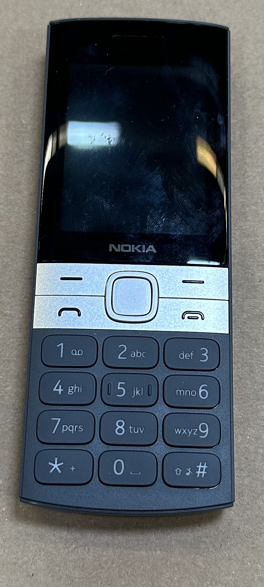Czarny telefon Nokia z klawiaturą numeryczną i małym ekranem.