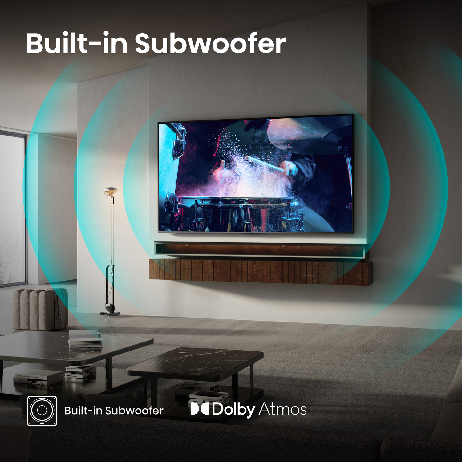 Woonkamer met tv die een drummer toont, inclusief ingebouwde subwoofer en Dolby Atmos.