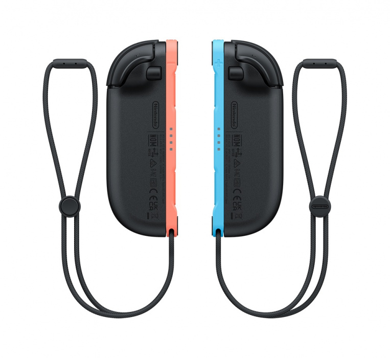 Dwa kontrolery Nintendo Switch. Jeden pomarańczowy, drugi niebieski, oba z czarnymi paskami.