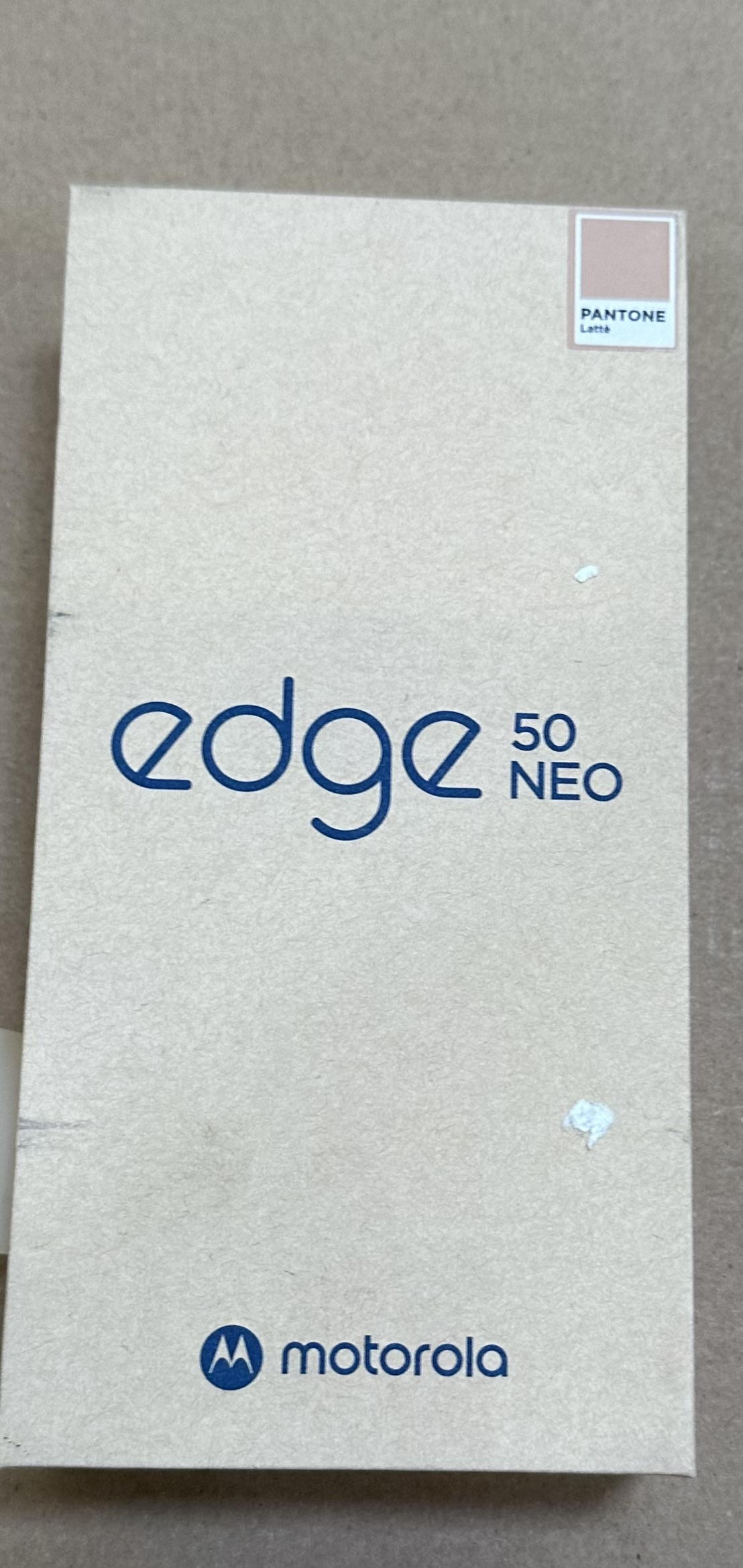 Beżowe pudełko od telefonu z napisem "edge 50 NEO" i logo Motorola.