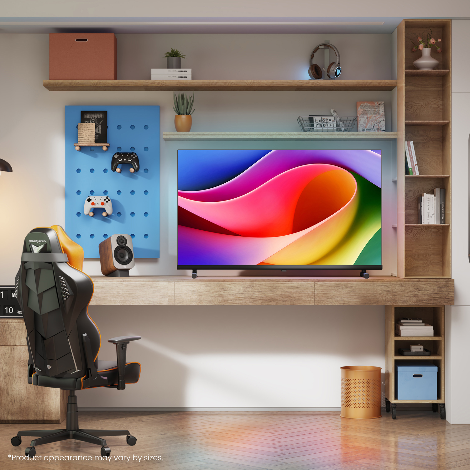 Moderne woonkamer met tv, game-opstelling en decoratieve elementen.