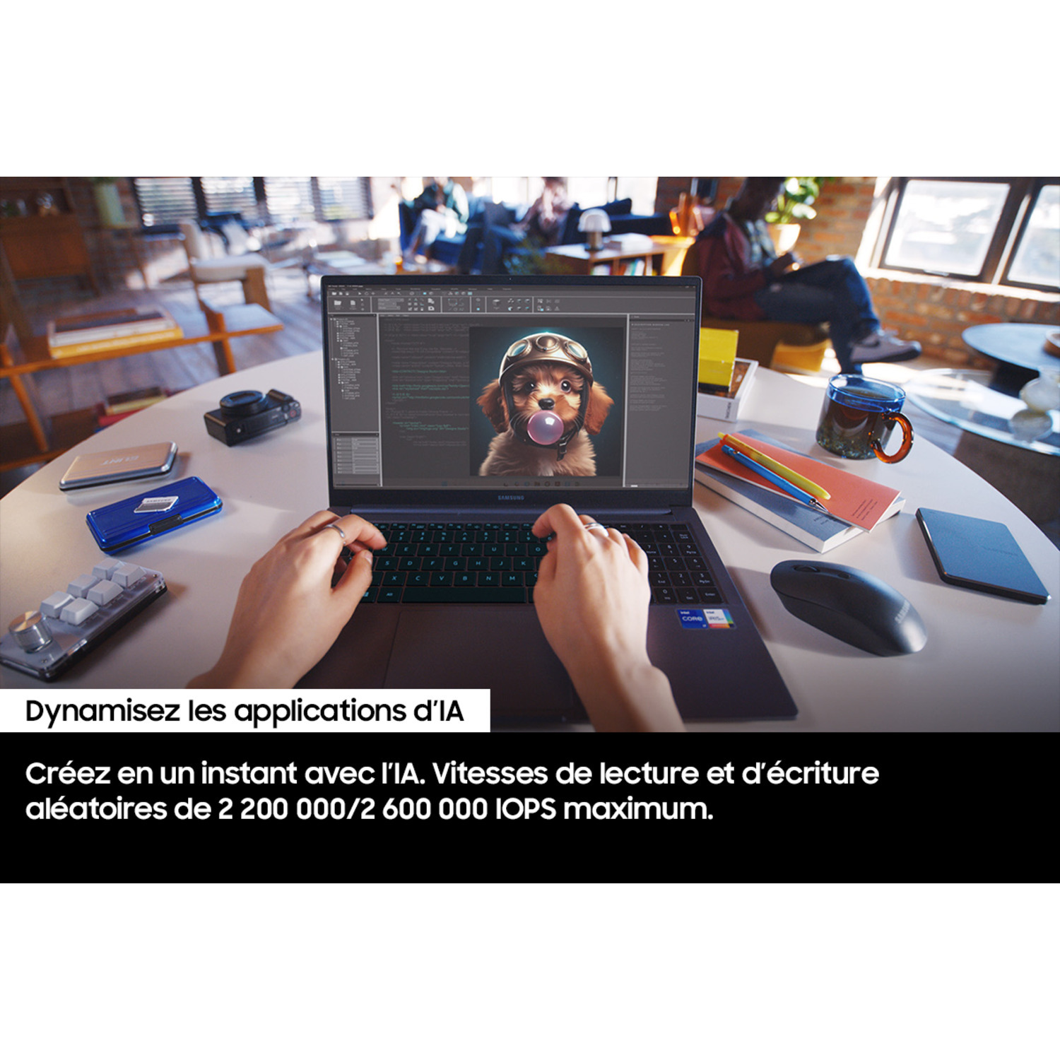 Personne utilisant un ordinateur portable avec une image de chien à l'écran. Texte : Dynamisez les applications d'IA.