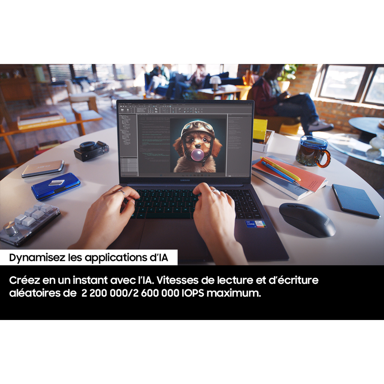 Une personne travaillant sur un ordinateur portable avec une image de chien. Le texte décrit les applications d'IA et les vitesses de lecture/écriture.