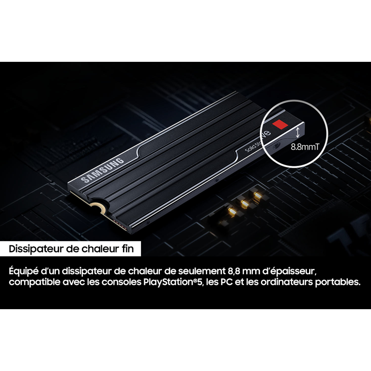 Un SSD noir avec le logo Samsung et un design de 8,8 mm d'épaisseur sur fond noir.