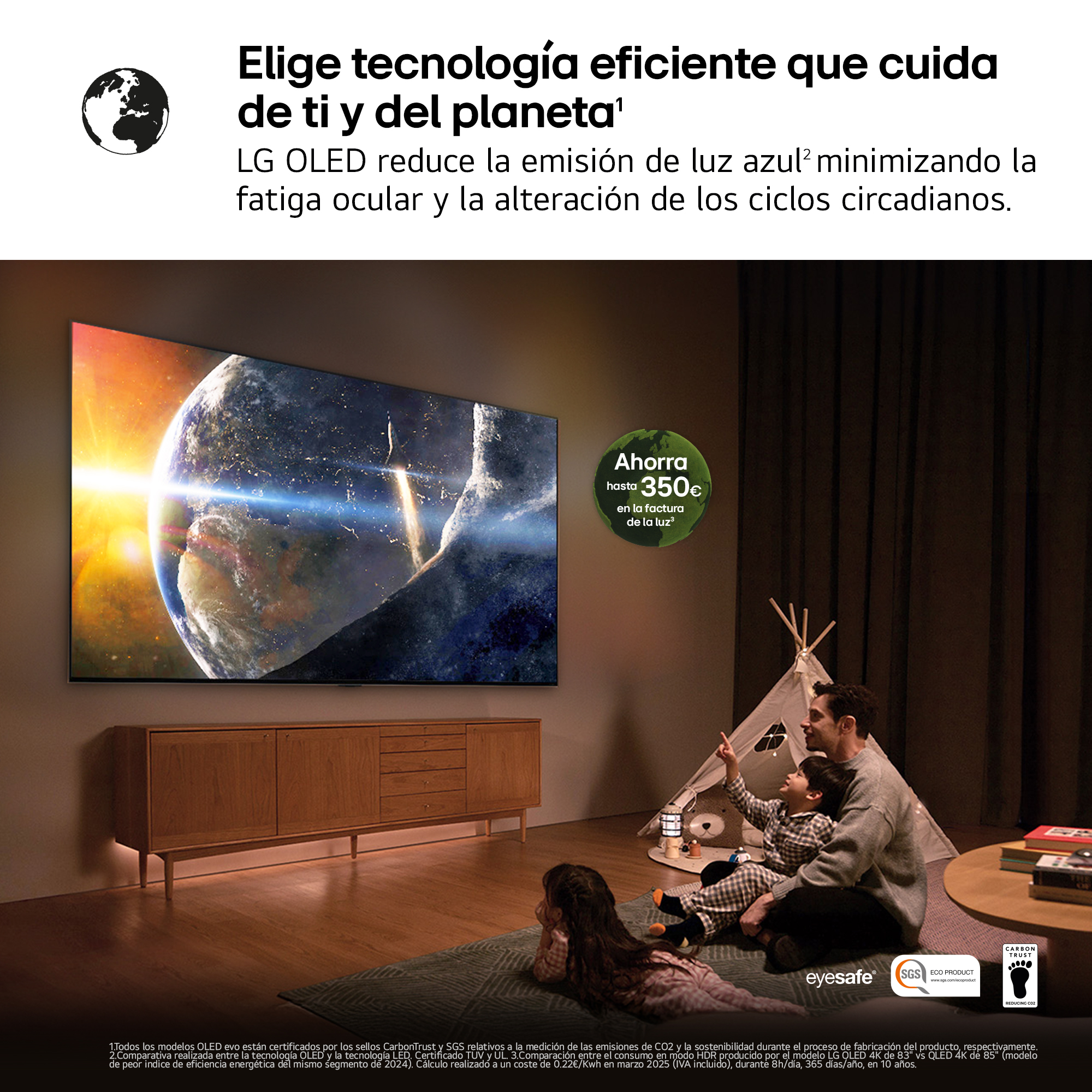Una imagen muestra a una familia viendo la televisión. El televisor muestra una imagen de la Tierra. La escena es en un salón.