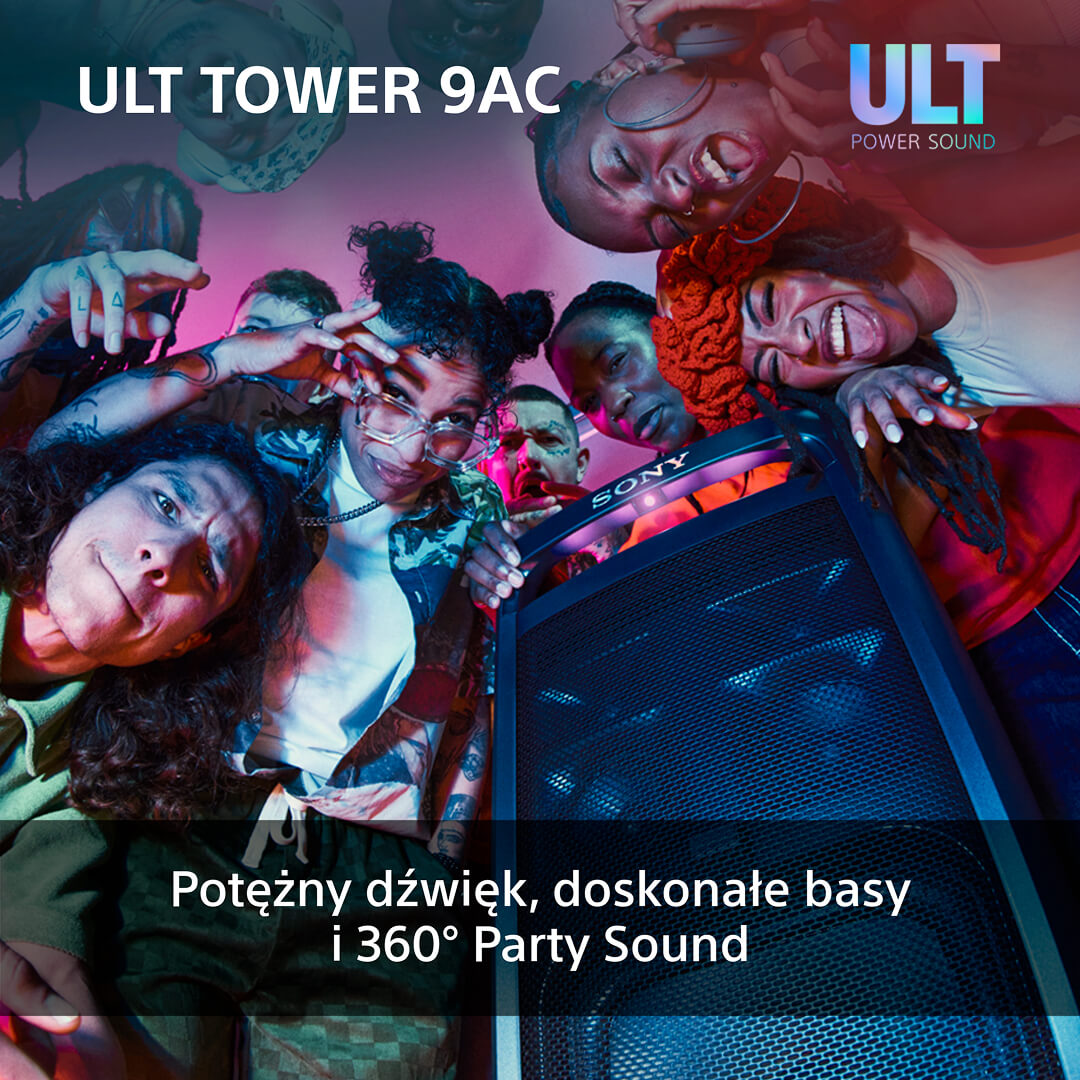 Grupa osób wokół czarnego głośnika, uśmiechniętych i patrzących w górę.