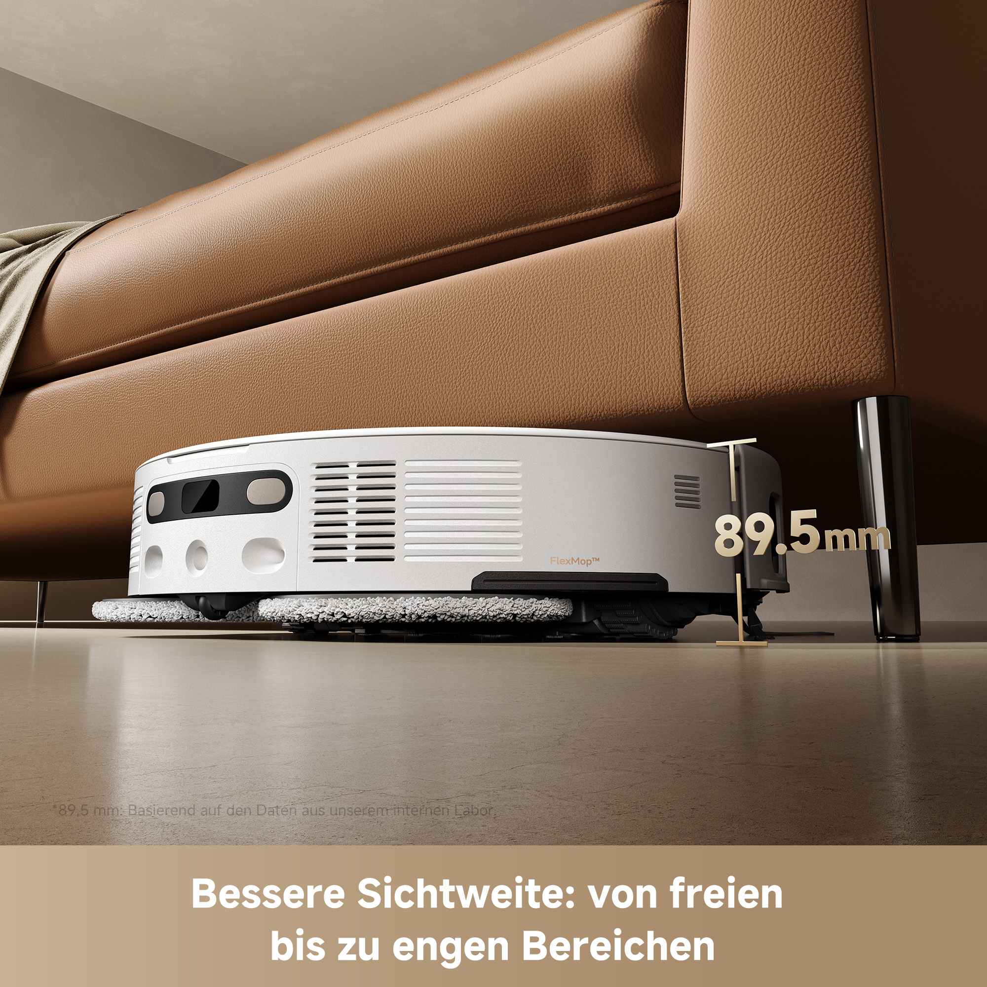 Ein weißer Roboter-Staubsauger unter einem braunen Sofa, misst 89,5 mm, auf hellem Boden.