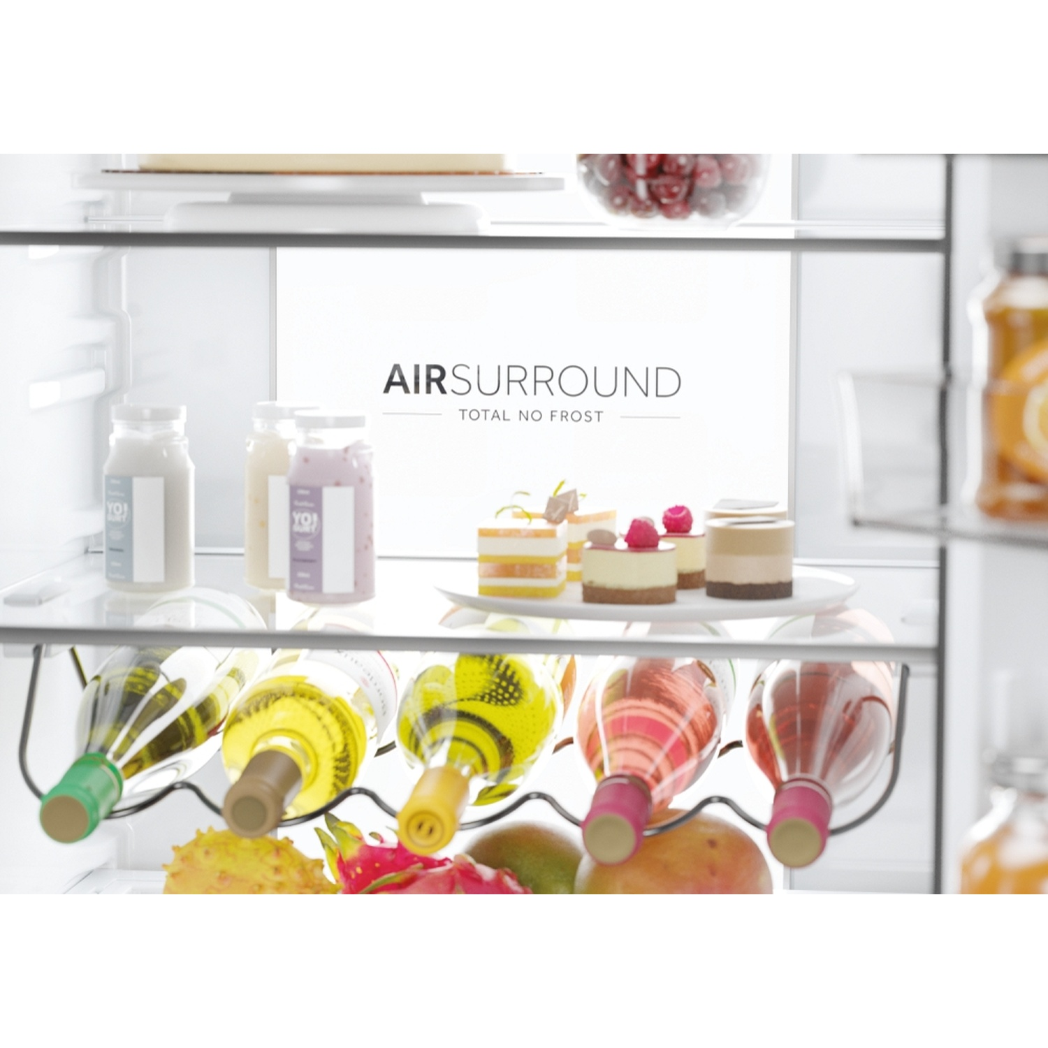 Interno del frigorifero con alimenti sugli scaffali e testo AIRSURROUND.