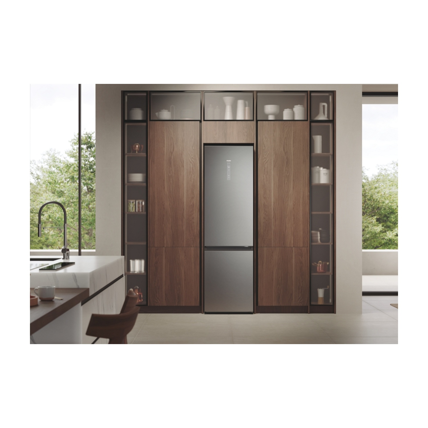 Una cucina moderna con un frigorifero integrato in un mobile in legno e una finestra sullo sfondo.