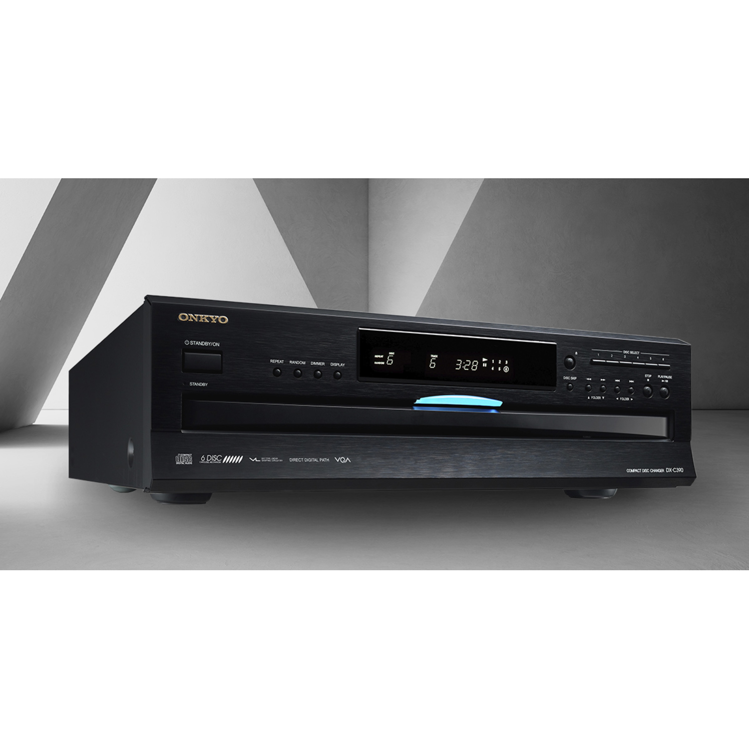 Zwarte Onkyo cd-speler. Display toont nummer 6, tijd 3:28. Knoppen voor herhalen, willekeurig, dimmer. Grijze achtergrond, verlicht display.