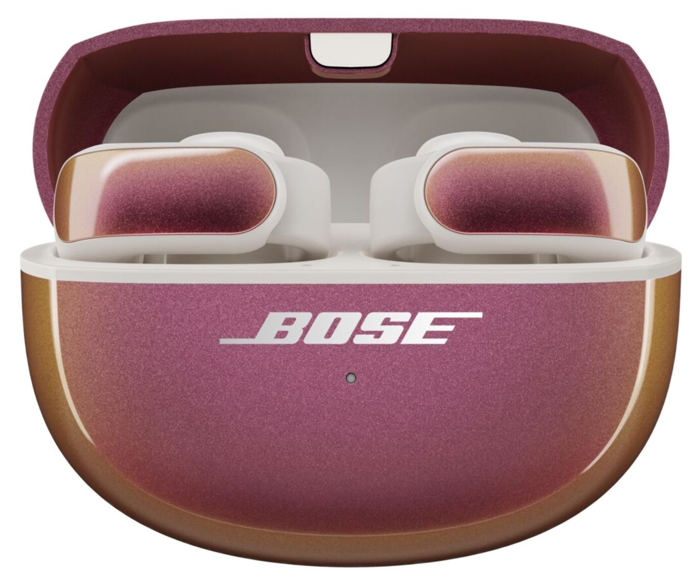 Słuchawki Bose w otwartym etui ładującym, w kolorystyce bordowo-złotej.