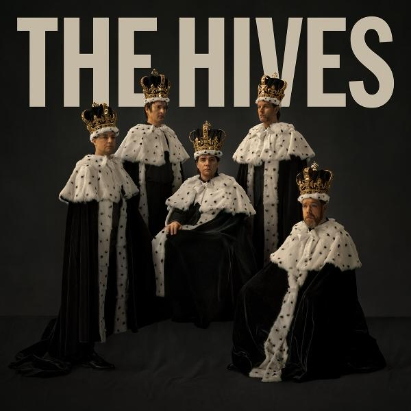 Fünf Männer tragen Kronen und Roben. Der Text "THE HIVES" steht oben. Dunkler Hintergrund.