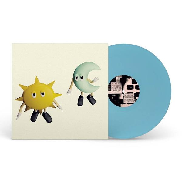 Albumcover mit Cartoon-Sonne und Mondfiguren. Eine blaue Vinyl-Schallplatte daneben.