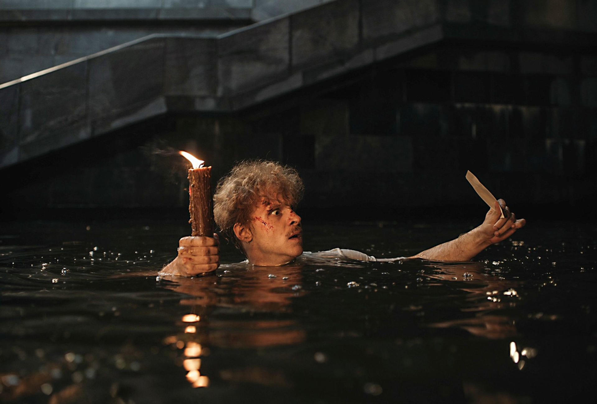 Wohnzimmer mit TV, Soundbar, Subwoofer und Lautsprechern. Text: Weniger Kabelsalat mit Wireless.